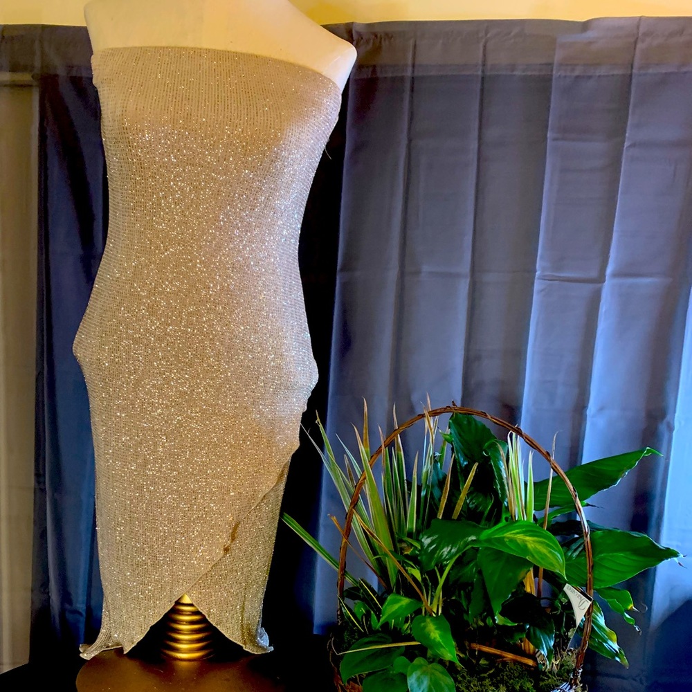 Sleeveless dress, stretchable and very comfortable,  Hugs body and elegant.